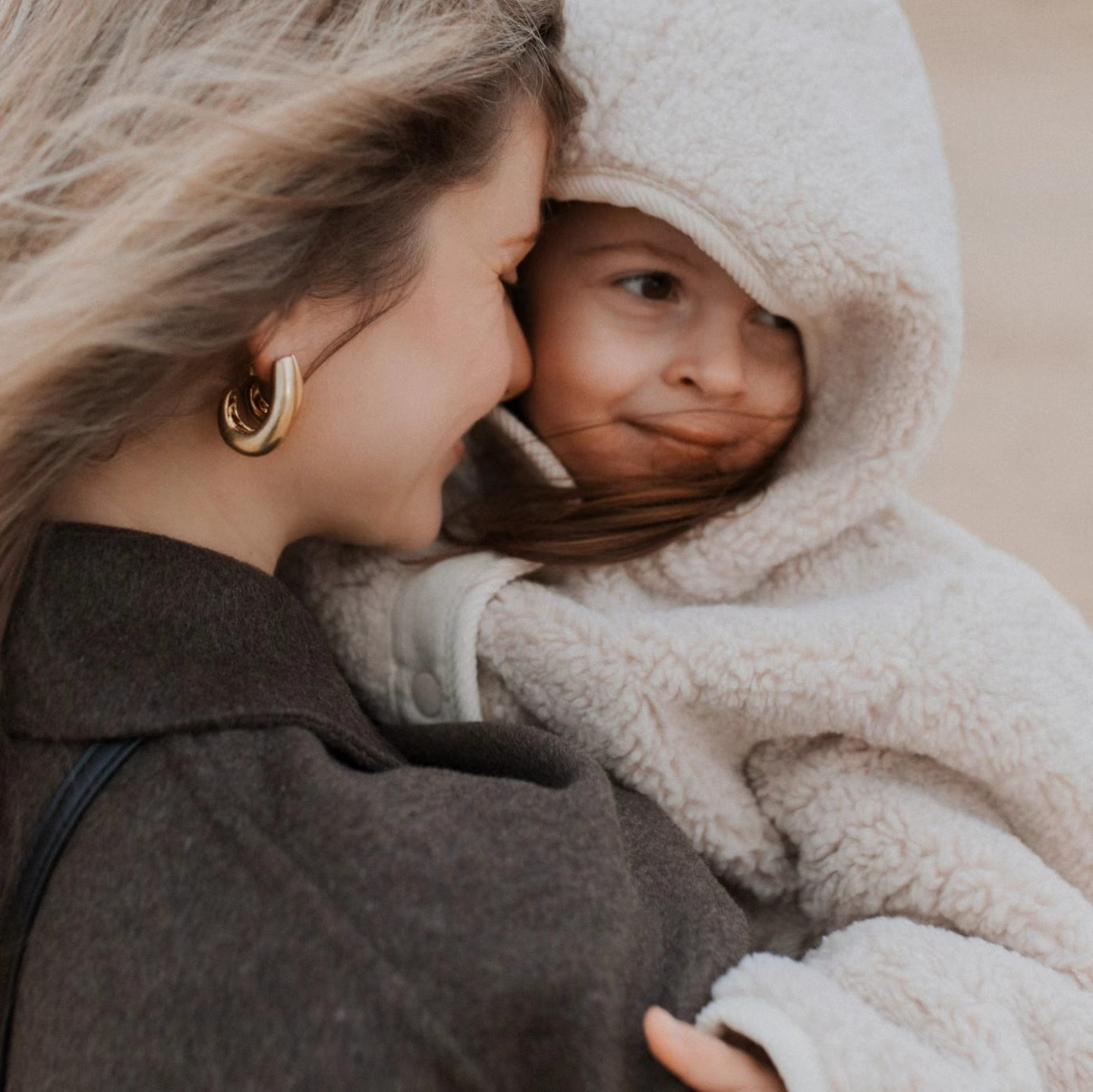 Mamma un mazā meitene silts aplenšanās mirklis